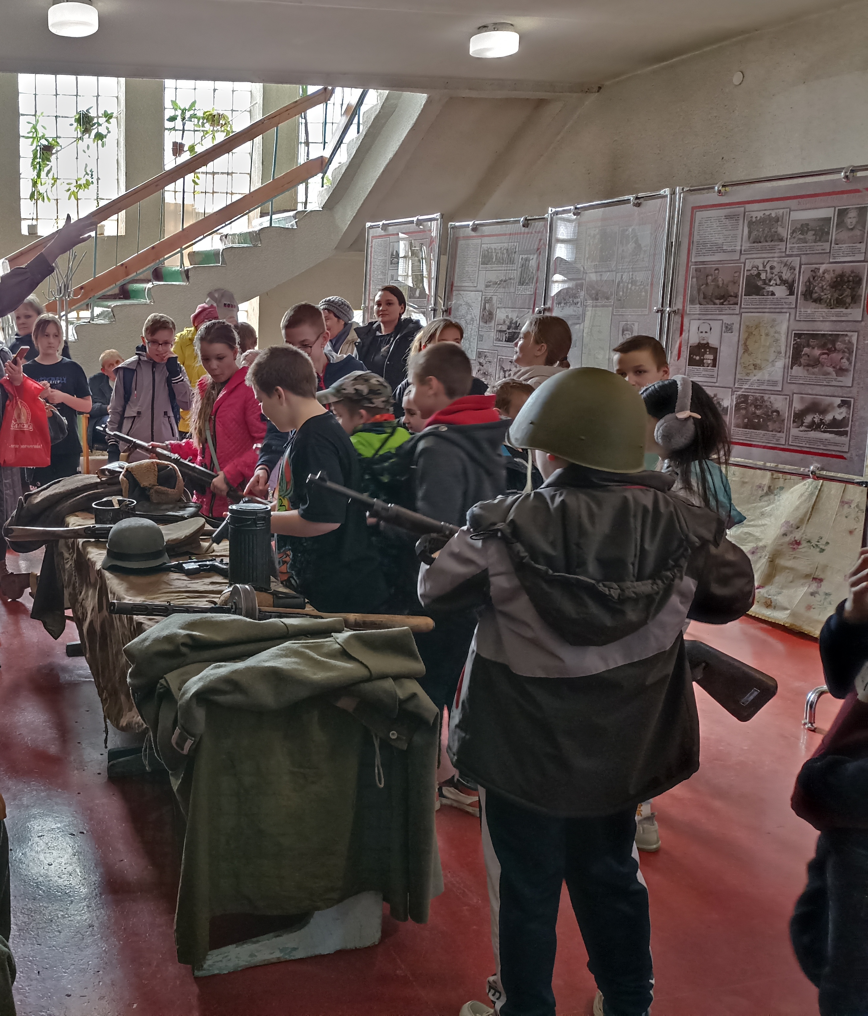 Воспитанники лагеря «Березка» знакомятся с экспонатами мобильного музея 12 июня 2024 года.